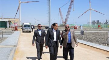 باستثمارات 700 مليون دولار.. رئيس الوزراء يتفقد محطة "أمونت" لطاقة الرياح برأس غارب