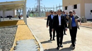 قدرتها 650 ميجاوات.. رئيس الوزراء يتفقد مزرعة توليد الكهرباء برأس غارب