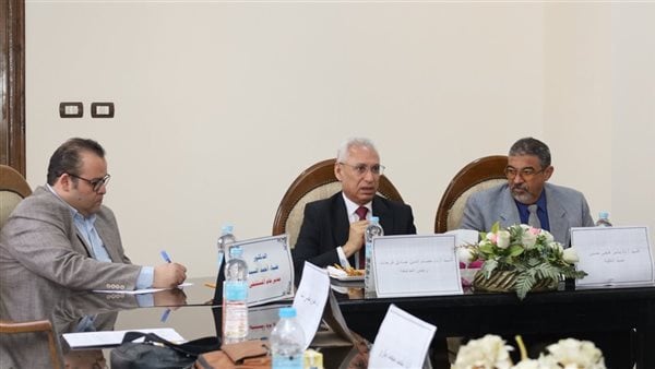 رئيس جامعة المنيا يشدد على ضرورة استحداث برامج تعليمية أكثر جذباَ للطلاب وتواكب تطورات العصر رئيس جامعة المنيا يشدد على ضرورة استحداث برامج تعليمية أكثر جذباَ للطلاب وتواكب تطورات العصر