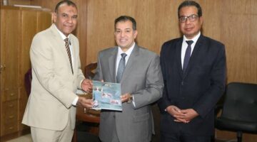 رئيس جامعة جنوب الوادي يستقبل مُديري عام فرع تعليم الكبار بقنا والأقصر