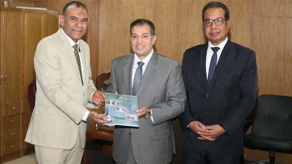 رئيس جامعة جنوب الوادي يستقبل مُديري عام فرع تعليم الكبار بقنا والأقصر