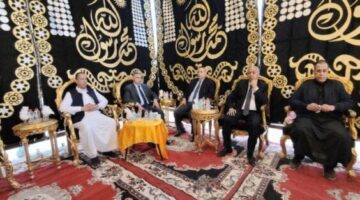 في عزاء حزين.. مصطفى بكري يودع صديقه النائب سعداوي راغب بمسقط رأسه بالعامرية