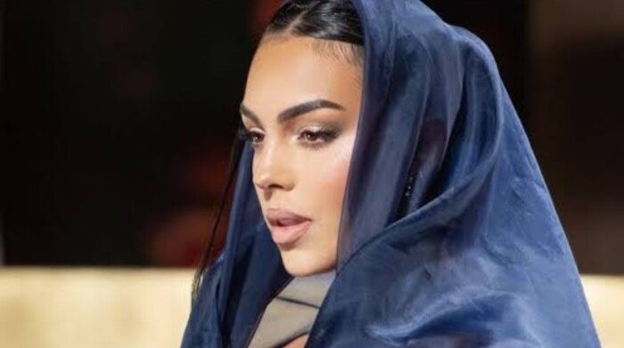 وشم جورجينا باللغة العربية على يدها.. هل أصبحت مسلمة؟ وشم جورجينا باللغة العربية على يدها.. هل أصبحت مسلمة؟