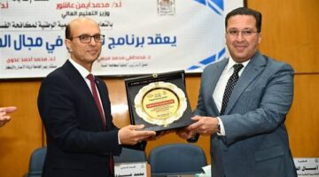 رئيس جامعة أسيوط يشهد ختام المرحلة الثانية من البرنامج التدريبي للعاملين