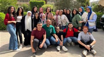 طلاب إعلام القاهرة يرفعون شعار «هنفضل أب وأم».. في حملة «لسه حكايتهم»