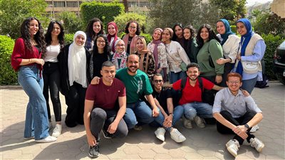 طلاب إعلام القاهرة يرفعون شعار «هنفضل أب وأم».. في حملة «لسه حكايتهم» طلاب إعلام القاهرة يرفعون شعار «هنفضل أب وأم».. في حملة «لسه حكايتهم»