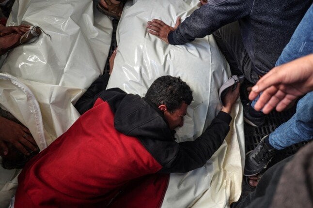 استشهاد فلسطينيين وإصابة 6 آخرون إثر قصف منزل بمحيط مستشفى شهداء الأقصى استشهاد فلسطينيين وإصابة 6 آخرون إثر قصف منزل بمحيط مستشفى شهداء الأقصى