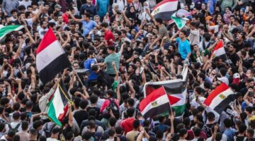 “المقاومة بالسلاح مش مفاوضة مع السفاح”.. مئات المصريين ينددون بالإبادة الإسرائيلية المتواصلة ضد أبناء غزة ويطالبون فصائل المقاومة بالتمسك بالسلاح في وقفة حاشدة أمام نقابة الصحفيين وسط القاهرة