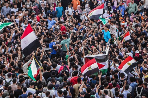 “المقاومة بالسلاح مش مفاوضة مع السفاح”.. مئات المصريين ينددون بالإبادة الإسرائيلية المتواصلة ضد أبناء غزة ويطالبون فصائل المقاومة بالتمسك بالسلاح في وقفة حاشدة أمام نقابة الصحفيين وسط القاهرة “المقاومة بالسلاح مش مفاوضة مع السفاح”.. مئات المصريين ينددون بالإبادة الإسرائيلية المتواصلة ضد أبناء غزة ويطالبون فصائل المقاومة بالتمسك بالسلاح في وقفة حاشدة أمام نقابة الصحفيين وسط القاهرة