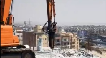محافظة القاهرة تواصل أعمال إزالة الأدوار العليا المخالفة لـ6 عقارات بالمقطم
