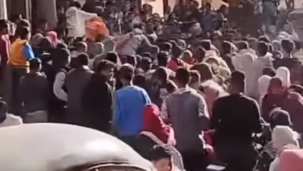 ظنوا إنهم بيخطفوا الأطفال.. ضبط سيدتين أثناء تسولهما بشوارع قرية الداخلية بالمحلة ظنوا إنهم بيخطفوا الأطفال.. ضبط سيدتين أثناء تسولهما بشوارع قرية الداخلية بالمحلة
