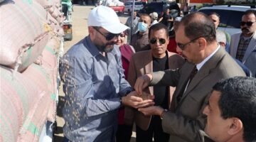 محافظ سوهاج يتفقد حصاد محصول القمح بأحد الحقول