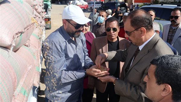محافظ سوهاج يتفقد حصاد محصول القمح بأحد الحقول محافظ سوهاج يتفقد حصاد محصول القمح بأحد الحقول