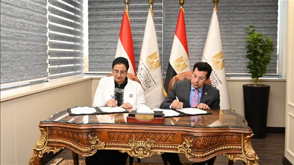 وزير الشباب والرياضة يوقع بروتوكول تعاون مع المجلس القومي للمرأة وزير الشباب والرياضة يوقع بروتوكول تعاون مع المجلس القومي للمرأة