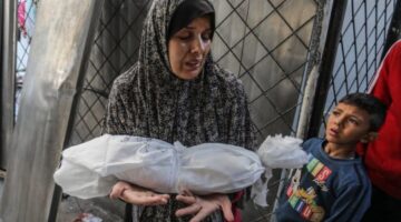 حرب الإبادة متواصلة.. شهداء وإصابات بقصف إسرائيلي استهدف منازل وخيام نازحين في وسط وجنوب قطاع غزة