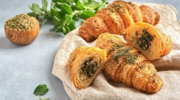 طريقة عمل كرواسان بالزعتر الهش لإفطار صحي