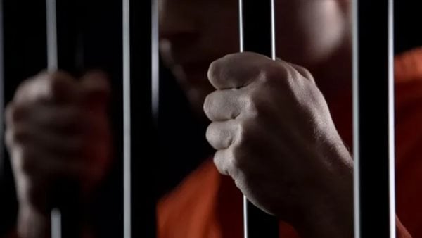 بـ الزيت الساخن.. هجوم في سجن بريطاني يمنع النزلاء من استخدام المطابخ