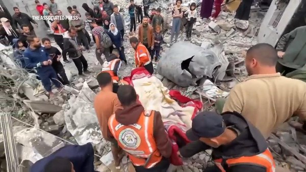إنقاذ امرأة حامل من تحت أنقاض منزل في جباليا بعد غارة جوية إسرائيلية إنقاذ امرأة حامل من تحت أنقاض منزل في جباليا بعد غارة جوية إسرائيلية
