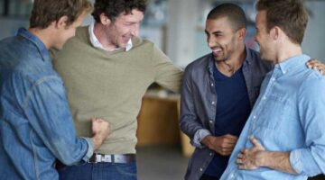 آداب المزاح في الإسلام مع الأصدقاء.. 3 شروط التزم بها