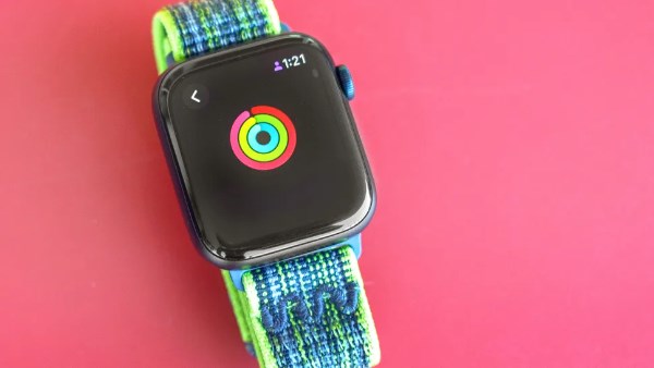 آبل تحتفل بـ10 سنين على إطلاق Apple Watch بدبوس ذهبي محدود.. اعرف إزاي تحصل عليه آبل تحتفل بـ10 سنين على إطلاق Apple Watch بدبوس ذهبي محدود.. اعرف إزاي تحصل عليه