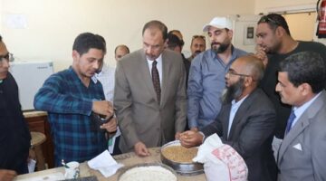 محافظ سوهاج يتفقد حصاد محصول القمح بأحد الحقول ويتابع توريد الأقماح