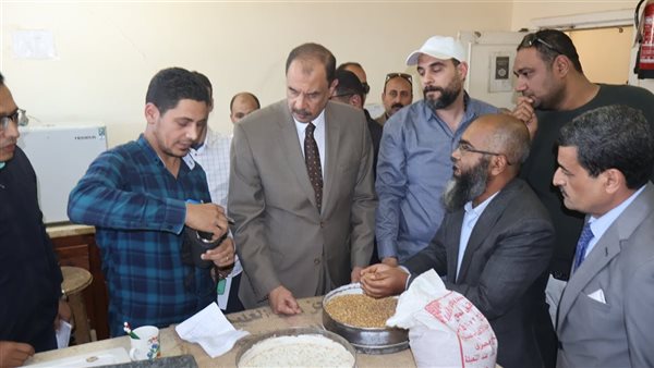 محافظ سوهاج يتفقد حصاد محصول القمح بأحد الحقول ويتابع توريد الأقماح محافظ سوهاج يتفقد حصاد محصول القمح بأحد الحقول ويتابع توريد الأقماح