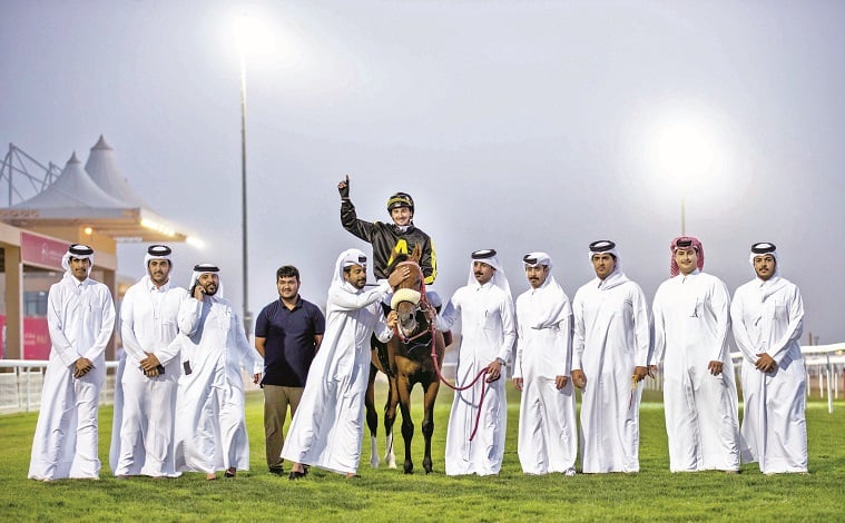 منافسات قوية في سباق الخيل على كأس عذبة منافسات قوية في سباق الخيل على كأس عذبة