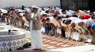 أدركت الإمام في الركوع ولم أردّد تكبيرة الإحرام.. فهل صلاتي صحيحة؟ أمين الفتوى يجيب