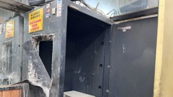 حفروا نفقًا عبر جدار خرساني وسرقوا مجوهرات بقيمة 10 ملايين دولار حفروا نفقًا عبر جدار خرساني وسرقوا مجوهرات بقيمة 10 ملايين دولار