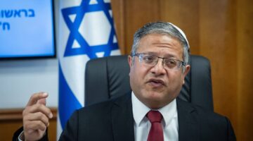 في حراسة مشددة.. الوزير الإسرائيلي المتطرف بن جفير يقتحم الحرم الإبراهيمي