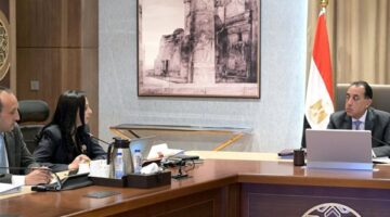 رئيس الوزراء يتابع مع وزيرة التضامن الاجتماعي ملفات عمل الوزارة