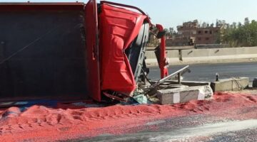 انقلاب سيارة نقل على الطريق الإقليمي قبل كارتة الصنافين اتجاه بلبيس