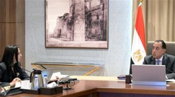 رئيس الوزراء يتابع مع وزيرة التضامن الاجتماعي ملفات عمل الوزارة