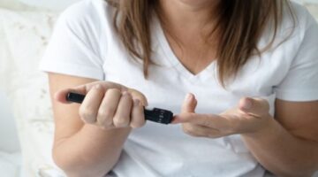 بين الهبوط والارتفاع.. مضاعفات اضطراب قياس السكر في الدم على المرضى
