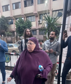 حوار مع السيدة التي كانت تقود المظاهرات ضد الرئيس الراحل محمد مرسي: لستُ نادمة على هتافاتي ضده.. أشارك في مظاهرات دعم غزة لتكون حجة لي أمام الله.. القادم أصعب إذا استمر الصمت حوار مع السيدة التي كانت تقود المظاهرات ضد الرئيس الراحل محمد مرسي: لستُ نادمة على هتافاتي ضده.. أشارك في مظاهرات دعم غزة لتكون حجة لي أمام الله.. القادم أصعب إذا استمر الصمت