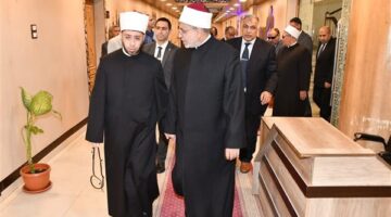 وزير الأوقاف يقدم واجب العزاء في والد رئيس جامعة الأزهر