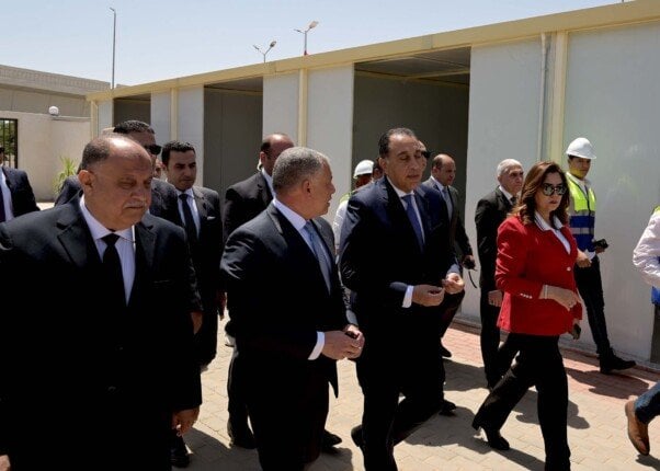 رئيس الوزراء يتفقد أعمال إنشاء السوق الحضرية المُجمعة بحي أول مدينة الإسماعيلية رئيس الوزراء يتفقد أعمال إنشاء السوق الحضرية المُجمعة بحي أول مدينة الإسماعيلية