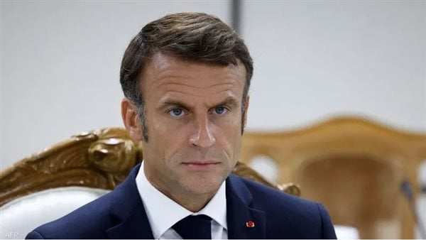 ماكرون يطرد 12 موظفا في الدبلوماسية الجزائرية ويستدعي سفير فرنسا.. أحداث ساخنة بين البلدين ماكرون يطرد 12 موظفا في الدبلوماسية الجزائرية ويستدعي سفير فرنسا.. أحداث ساخنة بين البلدين