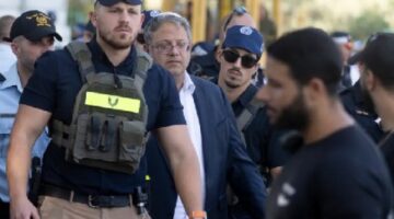 حماس: اقتحام بن غفير للحرم الإبراهيمي والمستوطنين للأقصى انتهاك صارخ ونحذر من “مغبّة استمرار هذه الاعتداءات ونحمل إسرائيل كامل المسؤولية عن تداعياتها