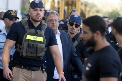 حماس: اقتحام بن غفير للحرم الإبراهيمي والمستوطنين للأقصى انتهاك صارخ ونحذر من “مغبّة استمرار هذه الاعتداءات ونحمل إسرائيل كامل المسؤولية عن تداعياتها حماس: اقتحام بن غفير للحرم الإبراهيمي والمستوطنين للأقصى انتهاك صارخ ونحذر من “مغبّة استمرار هذه الاعتداءات ونحمل إسرائيل كامل المسؤولية عن تداعياتها