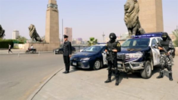 القبض على قائد سيارة ملاكى لطمس لوحاتها المعدنية بشريط لاصق القبض على قائد سيارة ملاكى لطمس لوحاتها المعدنية بشريط لاصق