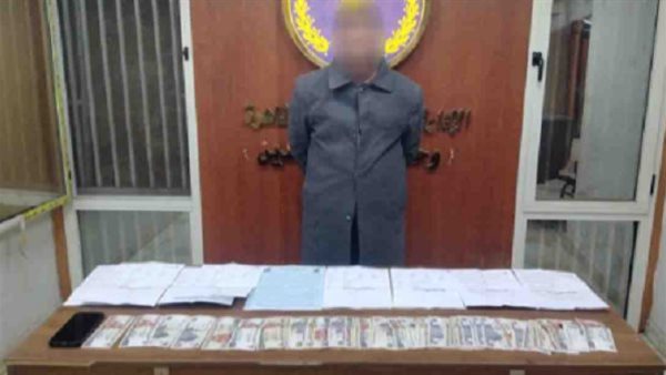 نصاب يستولى على أموال الشباب راغبي السفر للعمل بالخارج في القاهرة نصاب يستولى على أموال الشباب راغبي السفر للعمل بالخارج في القاهرة
