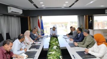 محافظ أسوان:عرض الرؤية المتكاملة لإنشاء مجمع موقف حضارى ونموذجى بدراو