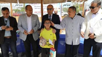 محافظ المنيا يشارك في احتفال يوم اليتيم ويرسم البهجة على وجوه الأطفال