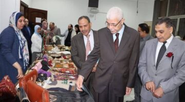 رئيس جامعة المنوفية يتفقد معرض المشروعات التطبيقية بالأسبوع البيئي الثاني عشر