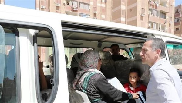 نائب محافظ أسوان يتابع الالتزام بالتعريفة الجديدة بمواقف سيارات السيرفيس نائب محافظ أسوان يتابع الالتزام بالتعريفة الجديدة بمواقف سيارات السيرفيس