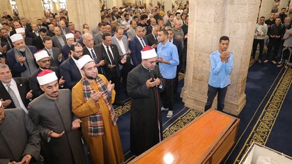 جموع المصلين يؤدون صلاة الجنازة على والدة نائب رئيس جامعة الأزهر لشئون التعليم والطلاب جموع المصلين يؤدون صلاة الجنازة على والدة نائب رئيس جامعة الأزهر لشئون التعليم والطلاب