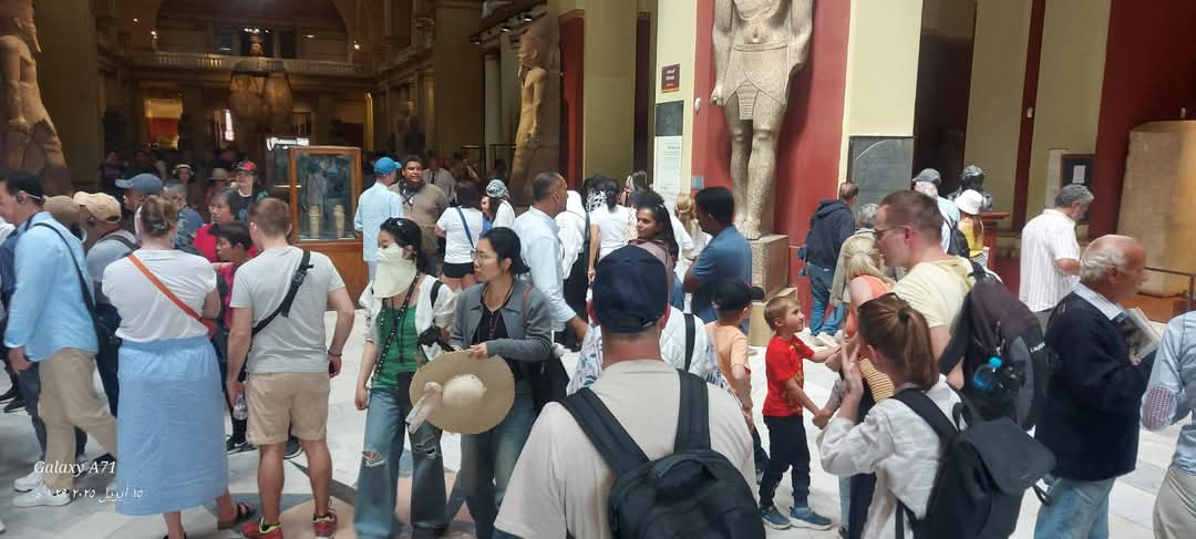 إقبال كبير من السائحين لزيارة القطع الأثرية 
