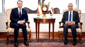 وزير الخارجية يتبادل الرؤى مع نظيره البولندي بشأن عدد من الملفات الإقليمية والدولية