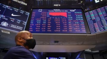 سهم إنفيديا يقود الأسواق الأمريكية إلى الأسفل.. والذهب ينفجر بصعود تجاوز 3%